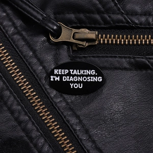 Détail de l'épingle en émail Keep Talking I'm Diagnosing You sur veste en cuir