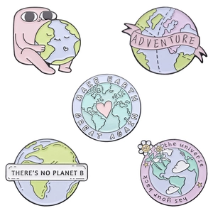 Cinq broches en émail écologiques avec thèmes de la Terre et slogans inspirants