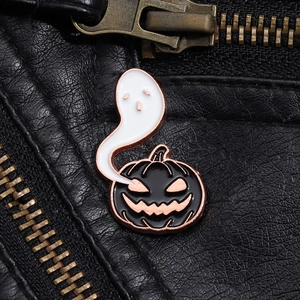 Vue macro d'un pin's émaillé fantôme blanc et citrouille noire sur cuir noir