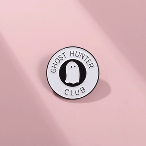 Dettaglio della spilla smaltata Ghost Hunter Club con motivo fantasma su sfondo rosa
