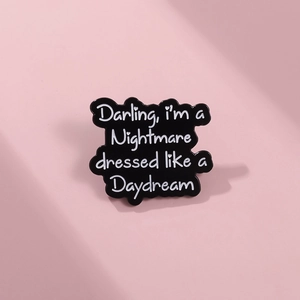 Détail du pin's en émail noir avec texte Darling i'm a Nightmare dressed like a Daydream