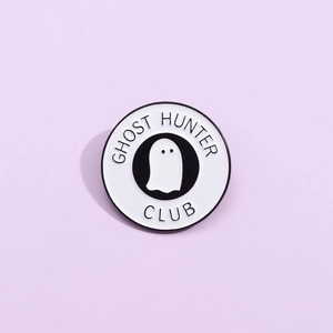 Spilla smaltata tonda Ghost Hunter Club con motivo fantasma bianco e nero su sfondo viola