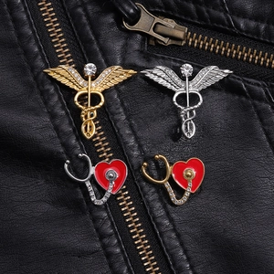 Broches médicales en alliage avec stéthoscope en forme de cœur et caducée ornés de strass