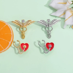 Broche en Alliage Série Médicale Strass Caducée Cœur Stéthoscope Forme Badge en Métal Cadeau Pour Médecins Infirmières Bijoux