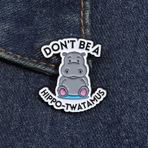 Insigne en émail de hippopotame mignon sur poche en jean avec texte humoristique