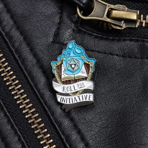 Vue détaillée du pin's émaillé fantastique sur veste en cuir avec texte Roll for Initiative