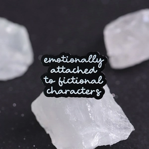 Schwarze Emaille-Brosche mit weißem Text emotionally attached to fictional characters