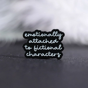 Schwarze Emaille-Anstecknadel in Wolkenform mit Text emotionally attached to fictional characters