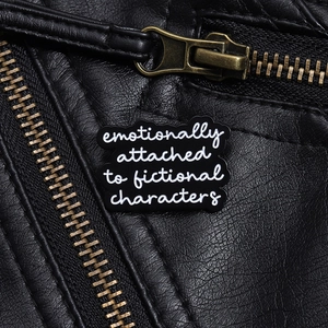Detail der Emaille-Anstecknadel mit dem Spruch emotionally attached to fictional characters