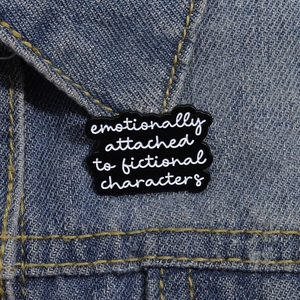 Schwarze Emaille-Brosche emotionally attached to fictional characters auf Jeans
