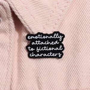 Detail der Emaille-Anstecknadel mit dem Spruch emotionally attached to fictional characters