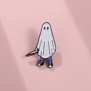 Détail du pin's émaillé fantôme tenant un couteau ensanglanté avec des chaussures