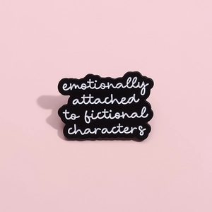 Schwarze Emaille-Anstecknadel mit Spruch emotionally attached to fictional characters auf Rosa