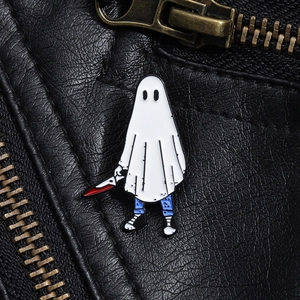 Vue détaillée d'un pin's fantôme créatif avec couteau sur une veste en cuir noir