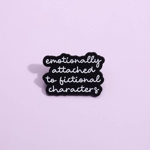Emaille-Brosche mit Aufschrift emotionally attached to fictional characters in Schwarz und Weiß