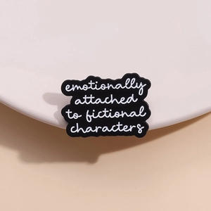 Emaille-Brosche mit Text 'emotionally attached to fictional characters' in Schwarz