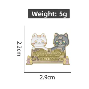 Dettaglio delle dimensioni di 2,9 cm x 2,2 cm della spilla smaltata a forma di gatto ouija
