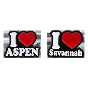 Detailaufnahme der Emaille-Pins mit den Schriftzügen I Love Aspen und Savannah und Herz
