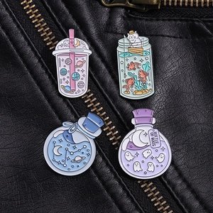 Détail de quatre broches en émail sur le thème de l'espace sur une veste en cuir noir