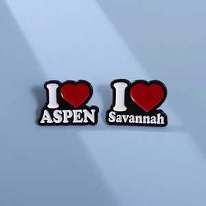 Retro-Emaille-Pins I Love Aspen und Savannah mit roten Herzen auf blauem Hintergrund