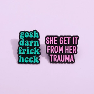 Lustige Englische Buchstaben Emaille Pin Personalisierte Legierung Brosche Metall Abzeichen SHE GET IT FROM HER TRAUMA Kleidung Schmuck
