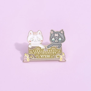 Spilla smaltata con gatti bianchi e neri e motivo di tavoletta Ouija creativa