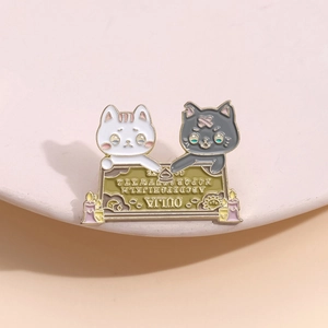 Spille smaltate con gatti bianco e nero su tavola Ouija con finiture dorate e candele