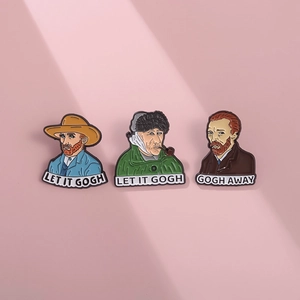 Vue détaillée de trois pins en émail artistiques Van Gogh sur un fond rose poudré