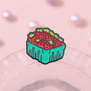 Broche panier de fraises en émail avec baies rouges et feuilles vertes vintage