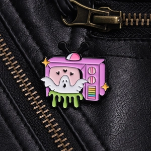 Nahaufnahme der rosa Retro-TV-Geister-Emaille-Anstecknadel auf schwarzem Leder