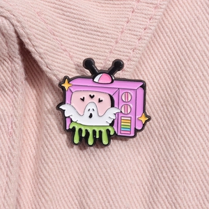 Detail der Cartoon-Geist-TV-Emaille-Anstecknadel an rosa Denim mit feinen Metalllinien