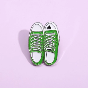 Broche créative en émail en forme de basket verte avec un motif de cœur noir mignon