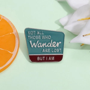 Broche en Alliage Émaillé avec Citation Humoristique Not All Those Who Wander Are Lost But I Am Badge pour Sac à Dos Veste