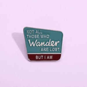 Broche en émail avec citation 'Not All Those Who Wander Are Lost But I Am' bicolore