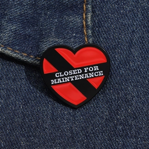 Spilla in smalto a cuore rosso con scritta Closed For Maintenance su denim blu