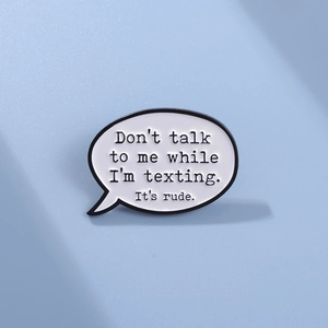 Funny Quote Speech Bubble Enamel Brooch Zinc Alloy Text Don't Talk To Me While I'm Texting Lapel Pin For Backpack Clothes Jewelry