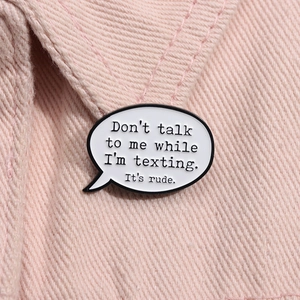 Épingle en émail avec citation humoristique sur fond en denim rose pastel