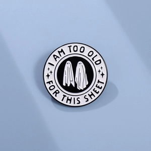 Gothic Geister Emaille-Pin mit I Am Too Old For This Sheet Text für Halloween