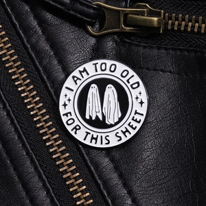 Makro-Detail der Geister-Emaille-Anstecknadel auf Lederjacke mit lustigem Spruch