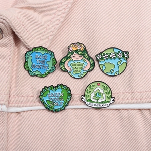 Détail de pins émaillés écologiques fixés sur une veste en jean rose