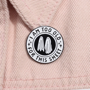Geist Emaille Pin Badge mit I Am Too Old For This Sheet Text auf rosa Denim Jacke
