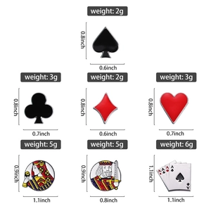 Tabla de tallas detallada para pines de esmalte con figuras de cartas de póker y palos