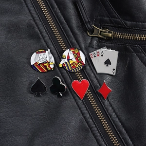 Detalle de pines de esmalte de cartas de póker sobre una chaqueta de cuero negro