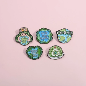 Lot de cinq épingles en émail éco-responsables avec motifs Earth Day sur fond rose