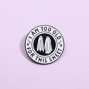 Runder Emaille-Pin mit Gespenstern und dem Text 'I AM TOO OLD FOR THIS SHEET' Motiv