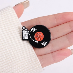 Détail du pin's en émail vinyle rétro avec texte sur un tissu en maille blanche douce