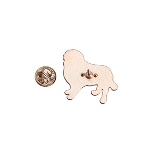 Vue détaillée du dos de la broche chien dorée avec fermoir papillon et métal texturé