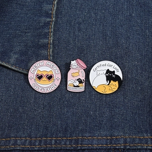Set di tre spille in smalto con gatti dei cartoni animati inclusi i motivi Meow Catitude e Cat Lady