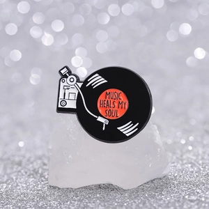 Détail de l'épingle en émail pour tourne-disque vintage avec texte Music Heals My Soul