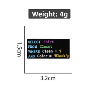 Détail de la broche en émail SQL montrant les dimensions 3,2x1,5 cm et le poids de 4g
